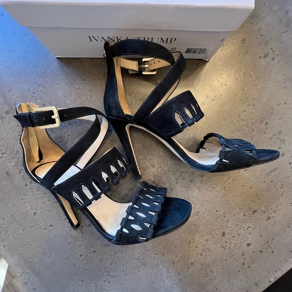 Ivanka Trump Suede heels. Black suede. - Picture 3 of 8